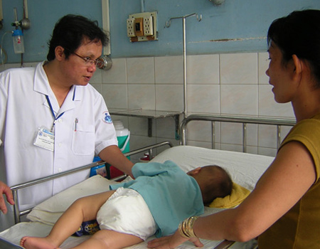 Một bệnh nhi gặp biến chứng vì rubella điều trị tại Bệnh viện Nhi Đồng 1.